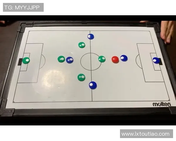 成都足球队中路突破战术解析与实战应用探讨